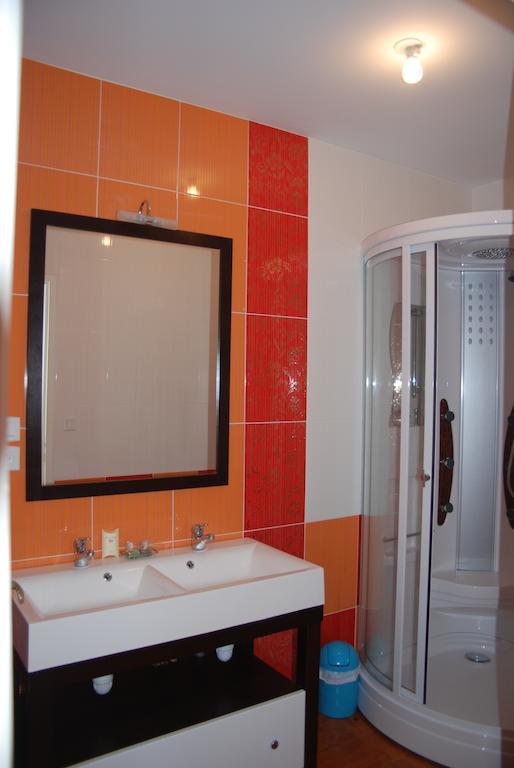 D'hotes Larrey